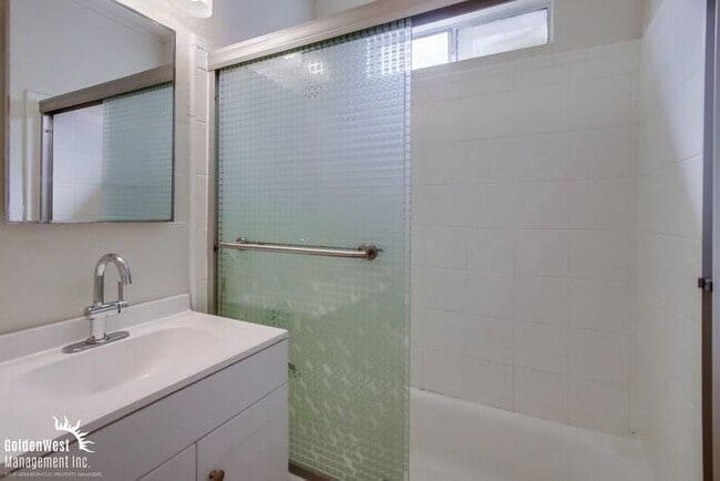 Building Photo - Updated 2Bdm 1Ba Apartment in Point Loma Heights!