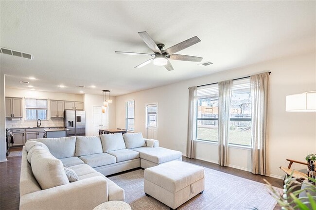 Building Photo - 547 Saturnia Dr