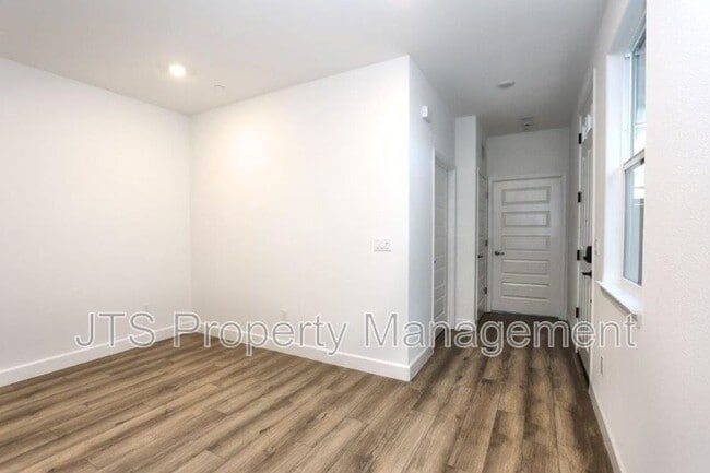 Building Photo - 3349 Hedgerow Ct