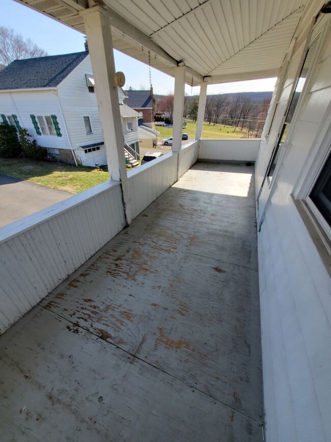 Building Photo - Single Family 2 bed/1 bath with HUGE Garag...