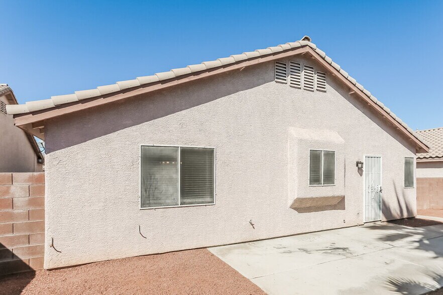 Building Photo - 2103 Point Morada Ave