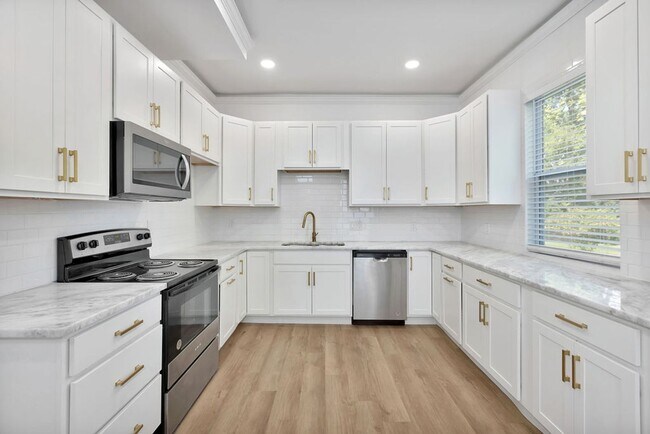 Building Photo - Renovated Home with 1st floor Study or Additional Bedroom