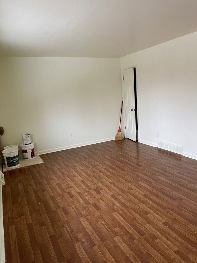Building Photo - Good home, great location -- MUST SEE