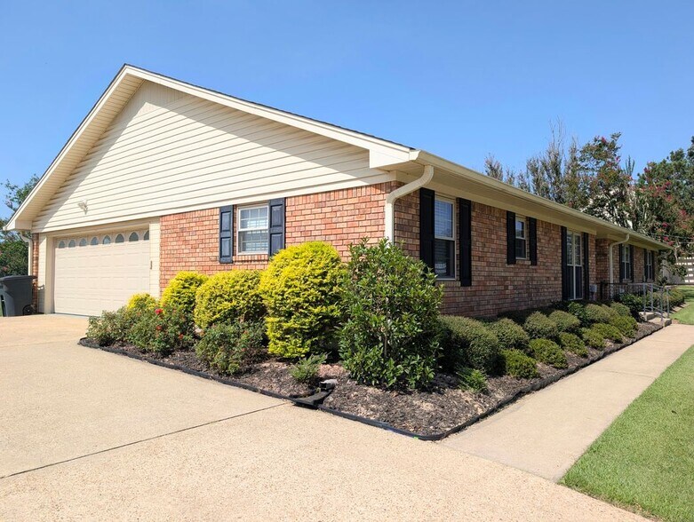 Building Photo - 516 Pine Hills Dr