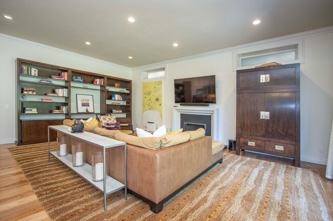 Building Photo - Stunning 4Bed/5bath Home in Kentfield
