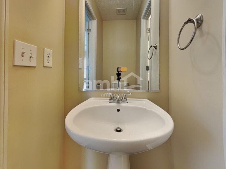 Building Photo - 705 St Charles Ave