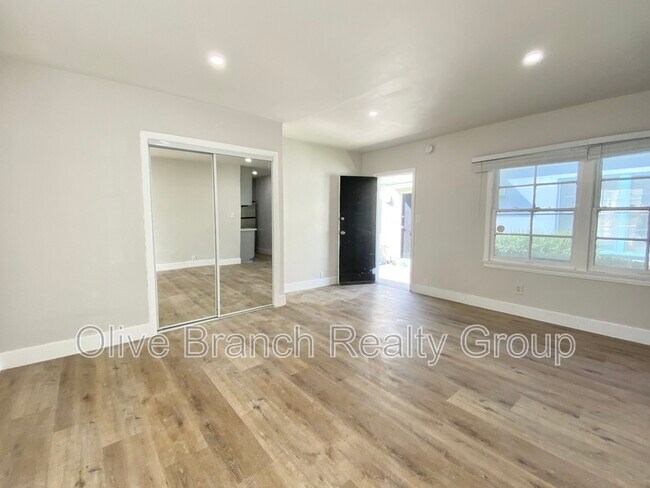 Building Photo - 14532 Dickens St