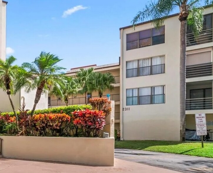 Building Photo - 2311 S Cypress Bend Dr