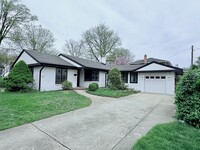 Building Photo - 521 N Oak St