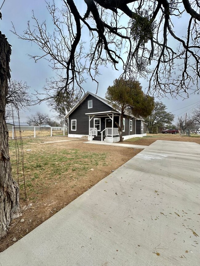 Building Photo - COMING MAY 2026!!! - Fully Remodeled 3-Bedroom Home w/ Bonus Room!!