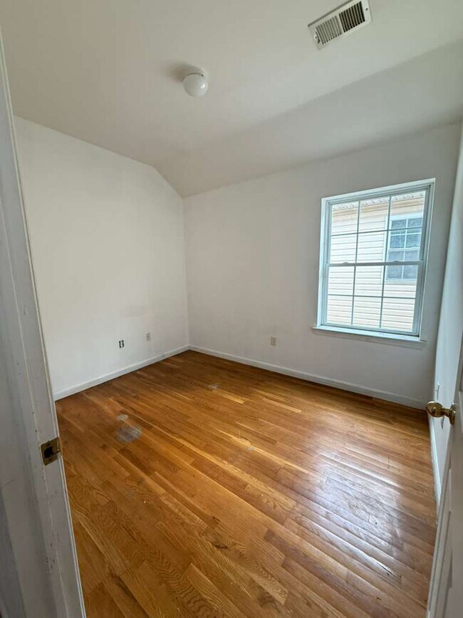 Building Photo - 84 W 14th St