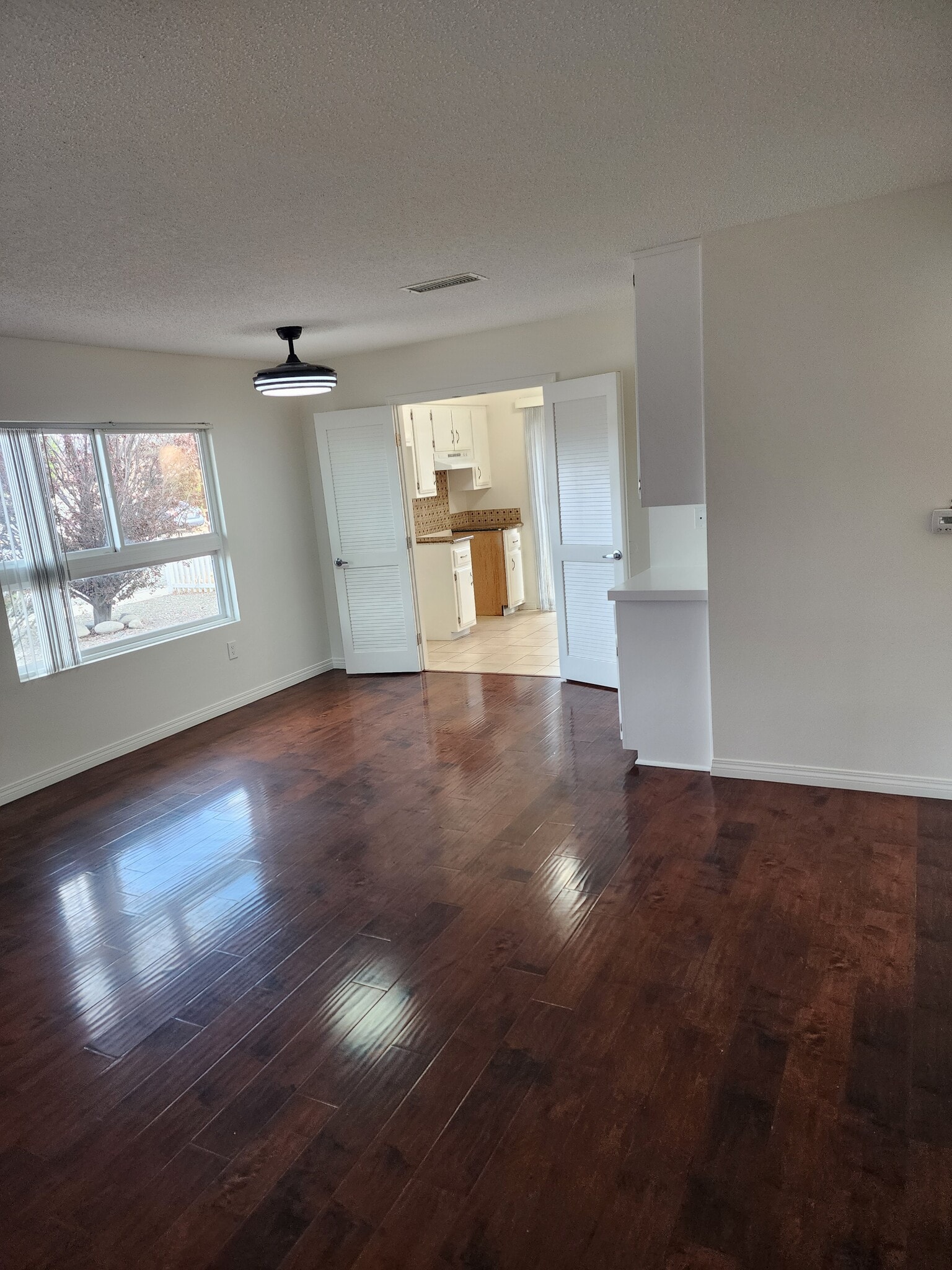 Living Room/Dining Area - 431 S Simpson Ave