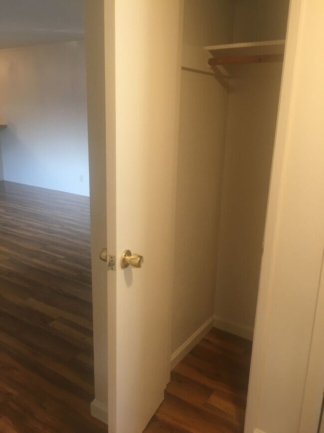 Building Photo - 2 bed, one bath Duplex Private courtyard, ...