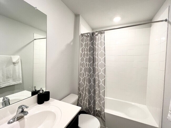 Building Photo - 4 bedroom, 2 bath 1 story home for lease