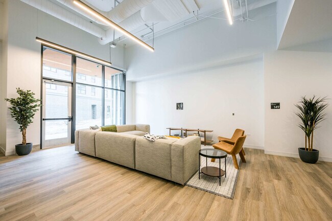 Building Photo - 851 W Blackhawk St