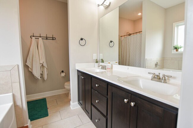 Building Photo - Pet Friendly Three Bedroom!