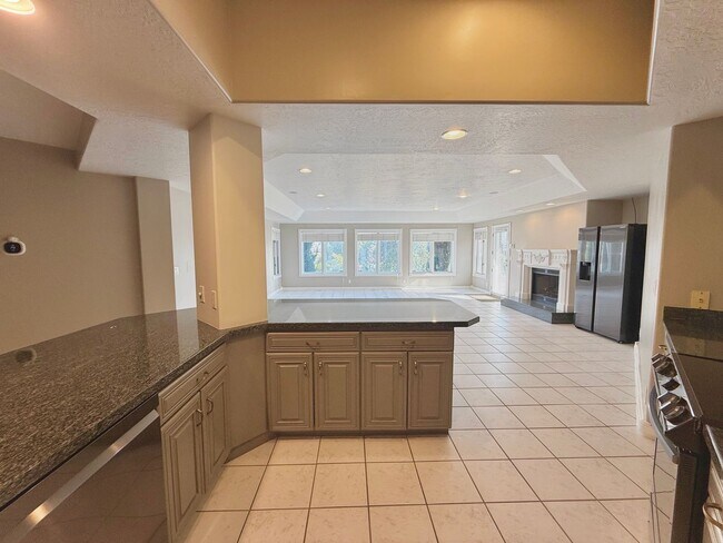 Building Photo - Garden Level in Luxury Home Available Now