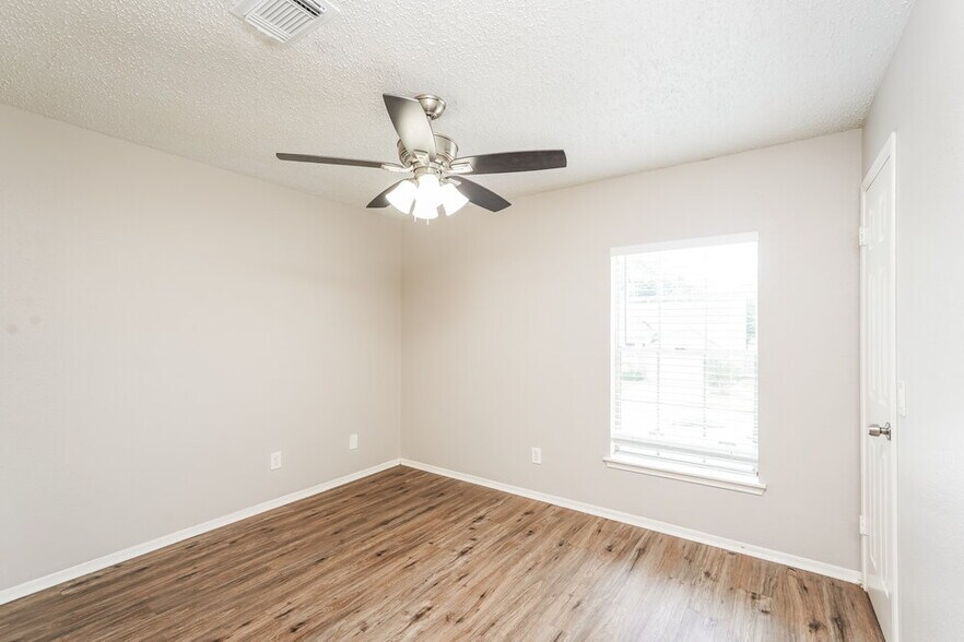 Building Photo - 1506 Newmark Dr