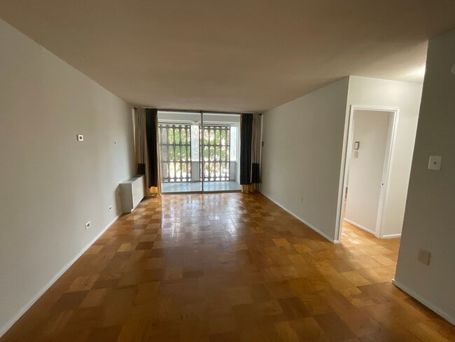 Building Photo - Spacious RiverPark 1 bedroom located near ...