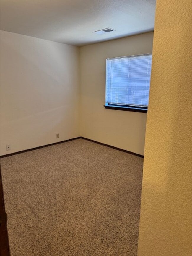 Building Photo - Home with bonus room and 2 car garage