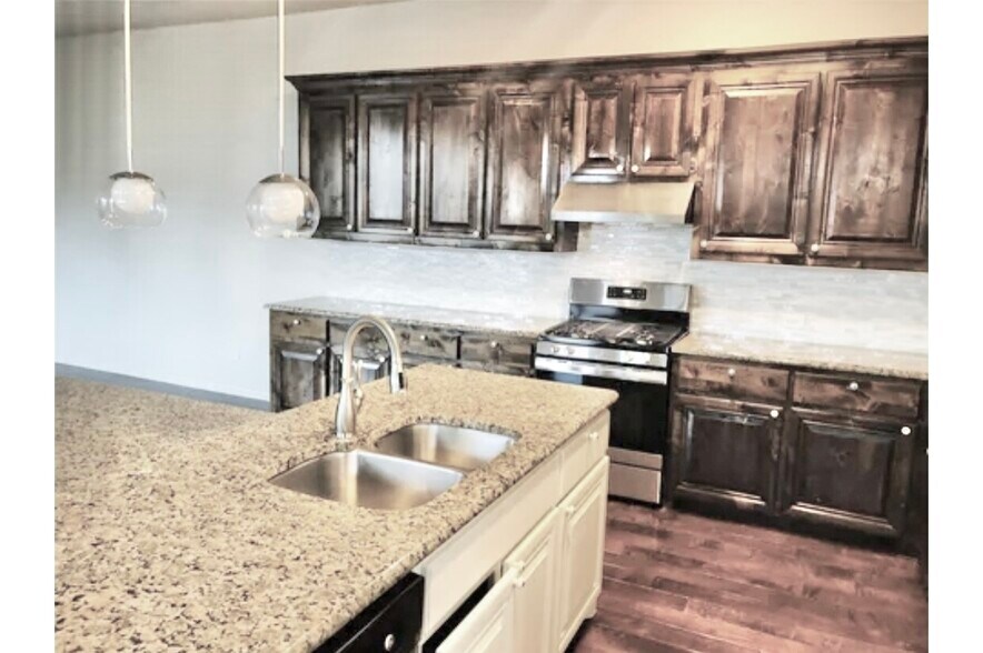 Building Photo - 1018 Ivy Charm Way