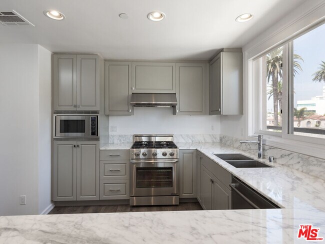 Building Photo - 230 S Hamilton Dr