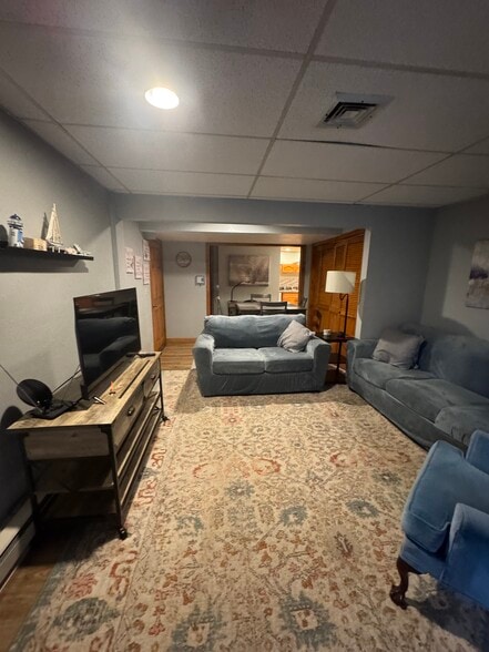 Livingroom - 421 Oakhill Ave