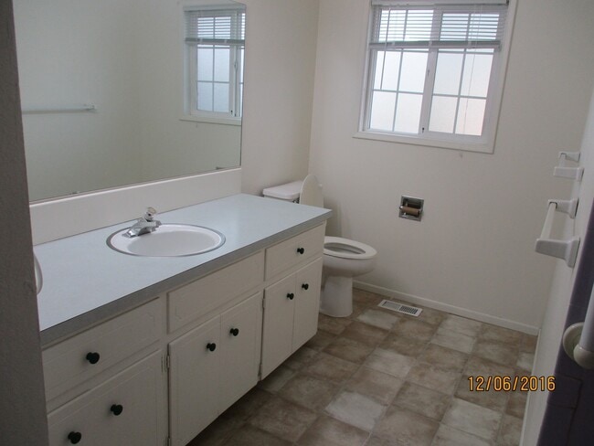 Building Photo - 3 Bed 2 Bath House