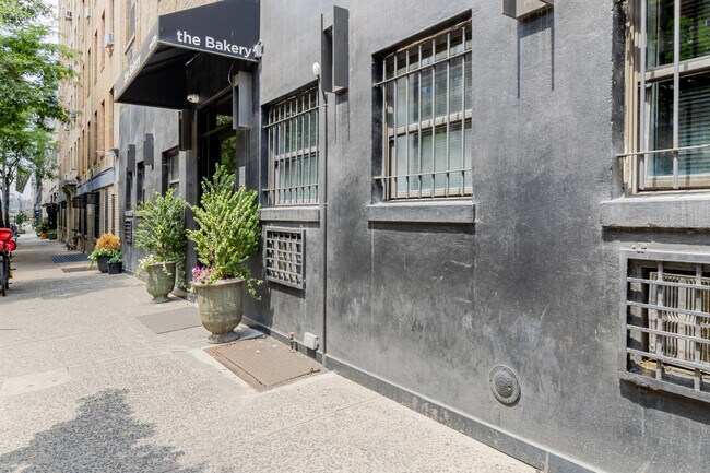 Building Photo - 515 W 47th St