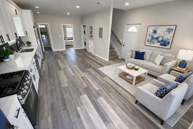 Building Photo - 4BD/2BA  with Large Upstairs Balcony! (Lease out, pending signatures. Check back in a few days!)