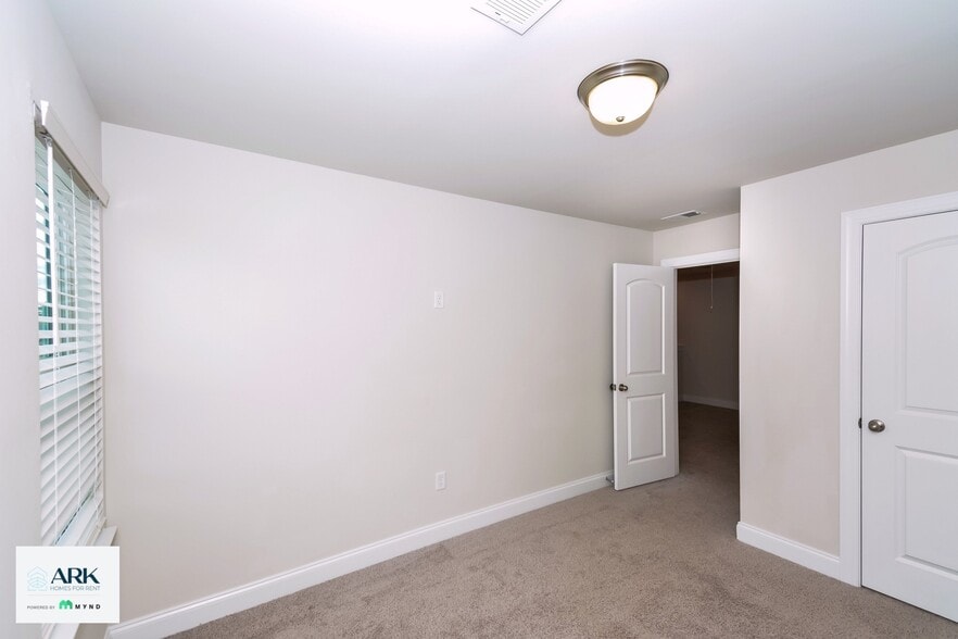 Building Photo - 831 Holland Ct