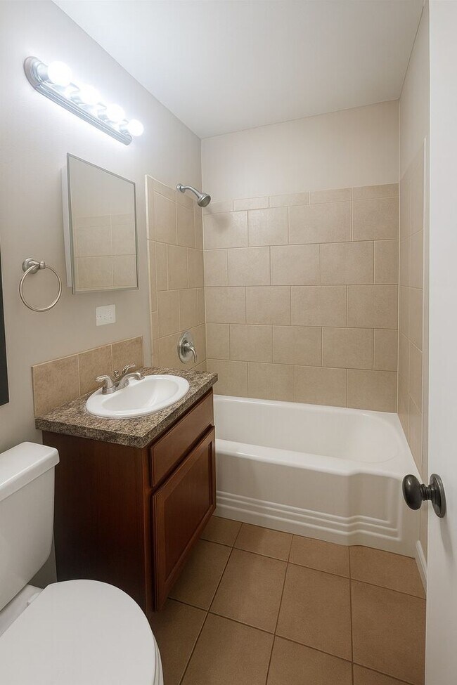 Building Photo - Charming 2 Bedroom 1 Bath Bungalow for Ren...