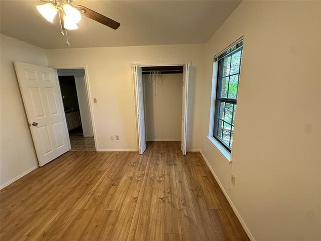 Building Photo - 331 Live Oak Dr
