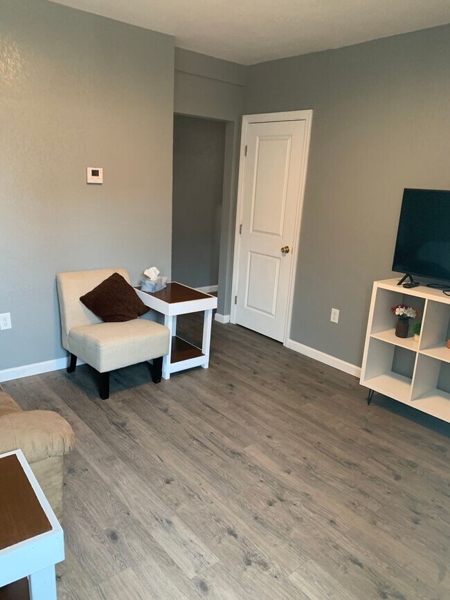 Building Photo - 903 E Cason st