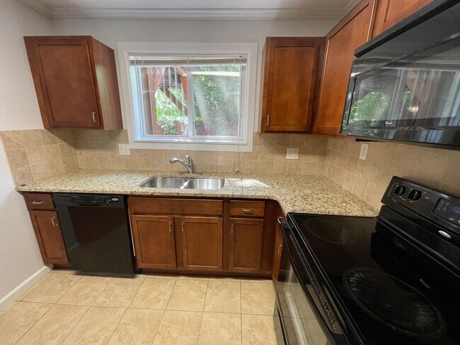 Building Photo - Sweet Spot in Carrboro! Inviting, updated 3br 2ba condo...Walk to Weaver St. & minutes to UNC