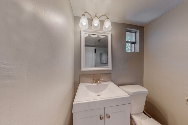 Building Photo - UPTOWN RENOVATED 3 Bedroom 2 Bath with garage