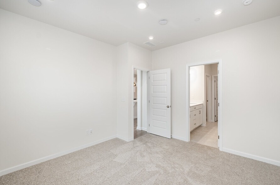 Building Photo - 605 Club View Way