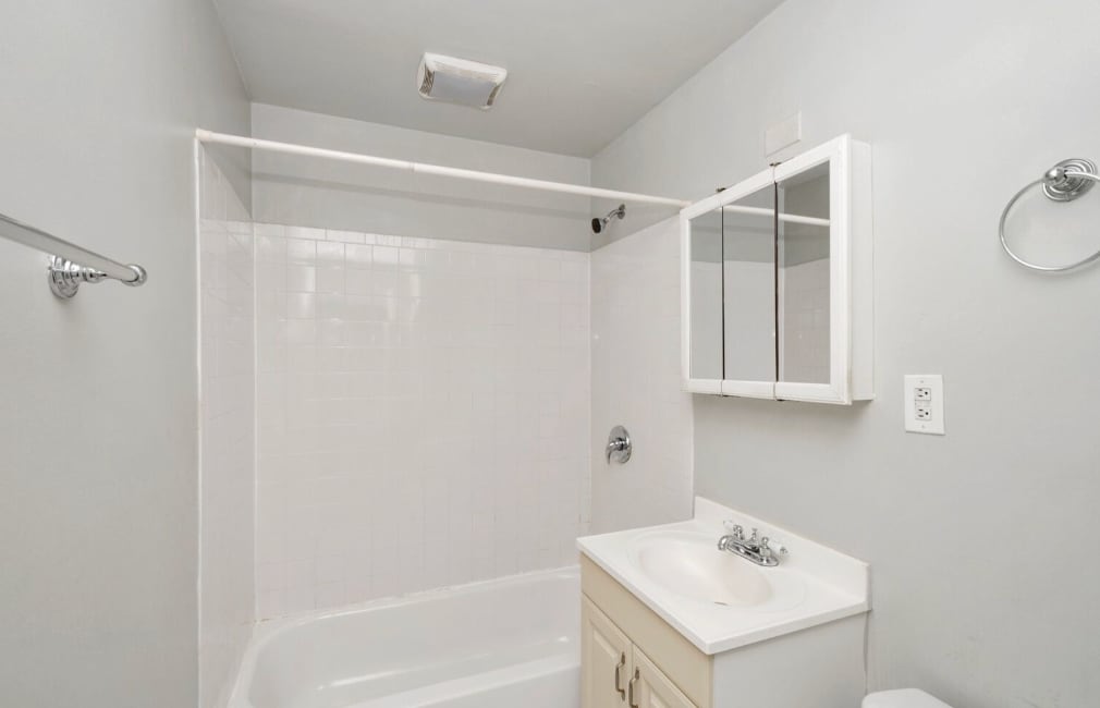 Building Photo - 1425 N Dearborn St