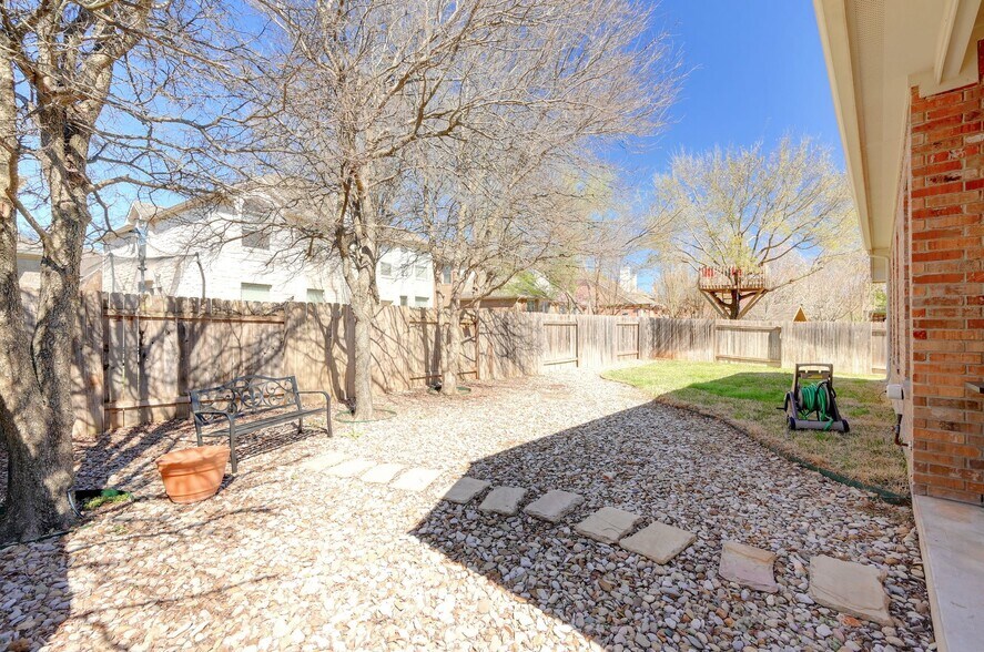 Building Photo - 2605 Salorn Way