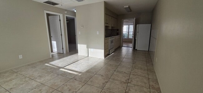 Building Photo - 2/1 Home in suberb location, pet friendly!