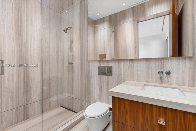 Building Photo - 825 E Dilido Dr