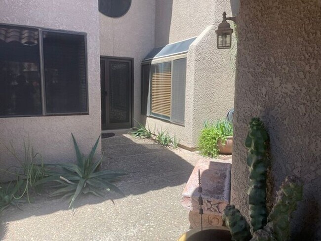 Building Photo - Beautiful home in gated community