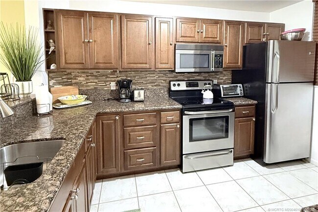 Building Photo - 9940 S Ocean Dr