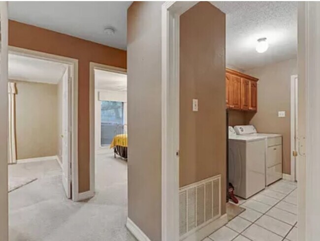 Building Photo - 815 Montreal Dr