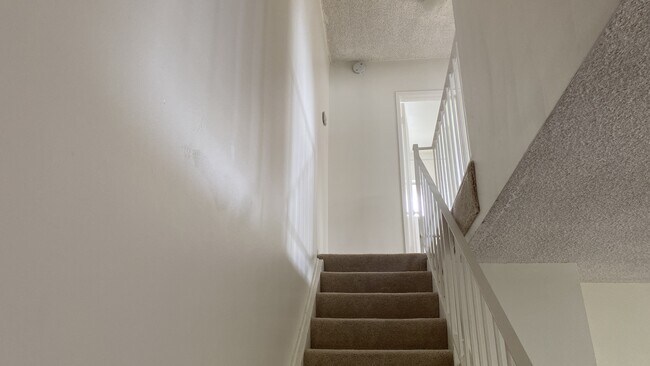 Building Photo - 770 E Mariposa St