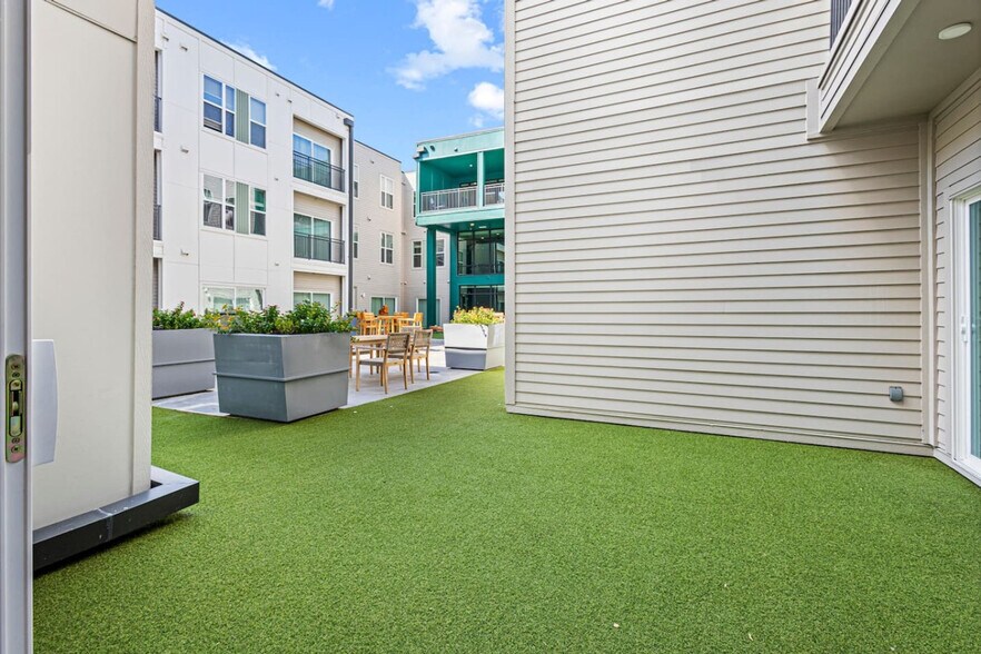 Building Photo - 596 W 9th St