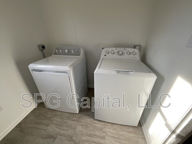 Building Photo - 124 Ann St