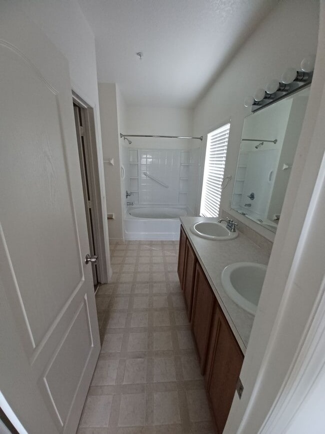 Building Photo - 1642 Scarlet Oak Loop