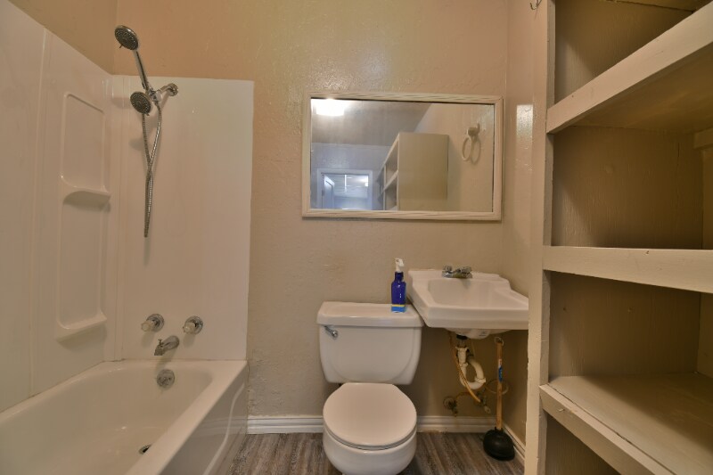 Building Photo - 808 W Cypress Ave