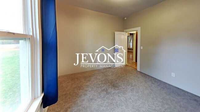 Building Photo - Charming 3-bedroom home with fenced backya...